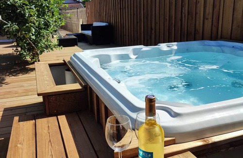 Biganos House | Gîte with Spa, La résinière de Tagon