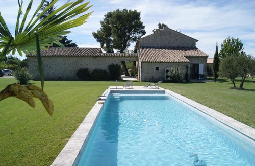 Robion House | Gîtes dans Mas en pierres