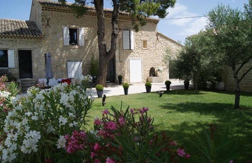 Robion House | Gîtes dans Mas en pierres