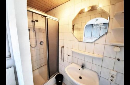 Sondelfingen Apartment | GÜNSTIGE Monteur Wohnung in Reutlingen Parkplatz, Smart TV, WiFi, Waschmaschine
