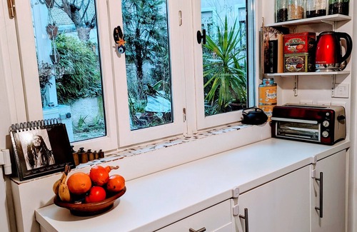 Combat Apartment | ღ LE JARDIN PARISIEN - quiet with terrace wifi, video projector