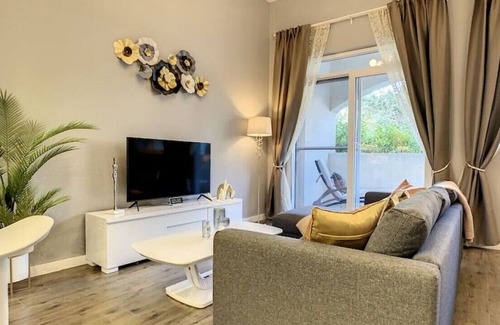 Motor City Apartment | G04 Dickens Circus 1 · Stylish Studio Apartment in Motor City