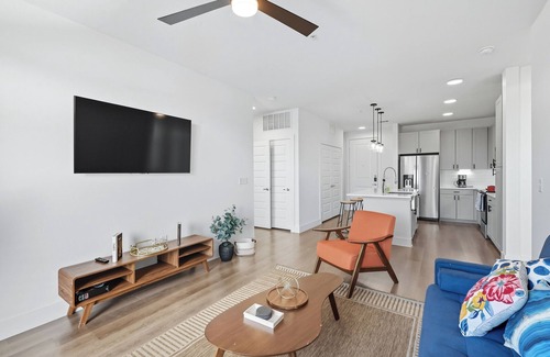 Fort Worth Condo | G01 Luxury Living DT Forth Worth 2BD2B Resort Style Amenities, Golf Sim
