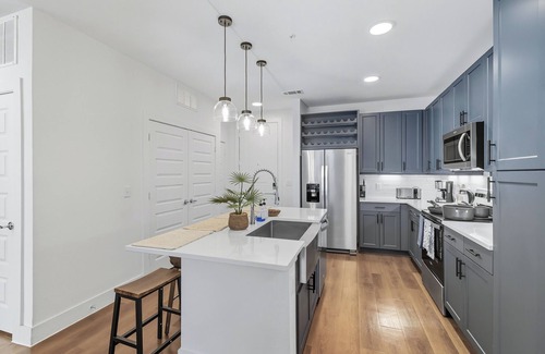 Downtown Fort Worth Condo | G336 Luxury Living DT Forth Worth 2BD2B Condo, Resort Style Amenities, Golf Sim