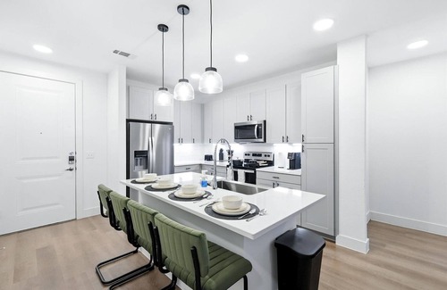 Fort Worth Condo | G36 Luxury Living DT Fort Worth 2B2B Resort Style Amenities, Golf Sim