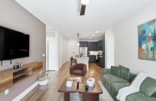 Fort Worth Condo | G44 Luxury Living DT Fort Worth 2B2B, Resort Style Amenities, Golf Sim