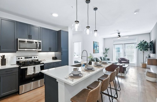 Fort Worth Condo | G44 Luxury Living DT Fort Worth 2B2B, Resort Style Amenities, Golf Sim