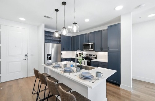 Fort Worth Condo | G44 Luxury Living DT Fort Worth 2B2B, Resort Style Amenities, Golf Sim