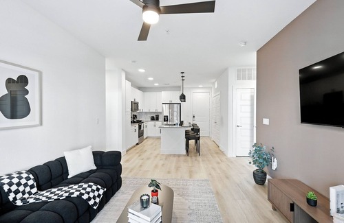 Fort Worth Condo | G94 Luxury Living DT Fort Worth 2B2B, Resort Style Amenities, Golf Sim