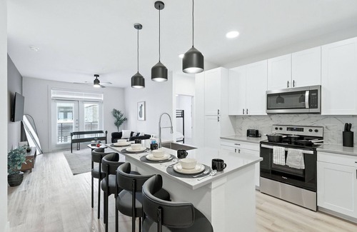 Fort Worth Condo | G94 Luxury Living DT Fort Worth 2B2B, Resort Style Amenities, Golf Sim