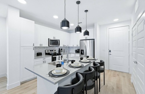 Fort Worth Condo | G94 Luxury Living DT Fort Worth 2B2B, Resort Style Amenities, Golf Sim