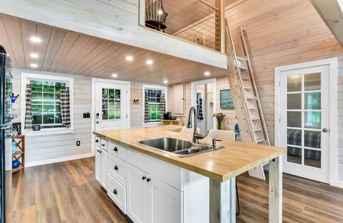 Belgrade Cabin | Gables End Escape Lakefront Dock Kayaks