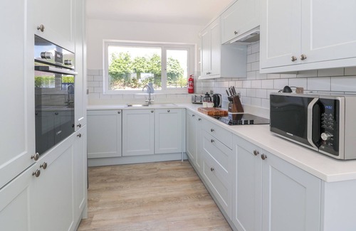 Morfa Bychan Cottage | GAGA AR Y TRAETH, pet friendly, with a garden in Morfa Bychan