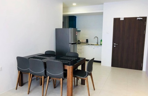 Kuching Apartment | Gala Trendy 2BR APT Infinity Pool w/Private Parking - Supermarket/restaurants