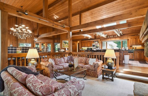 The Galena Territory House | Galena Getaway w/Hot Tub, Home Theater & More!