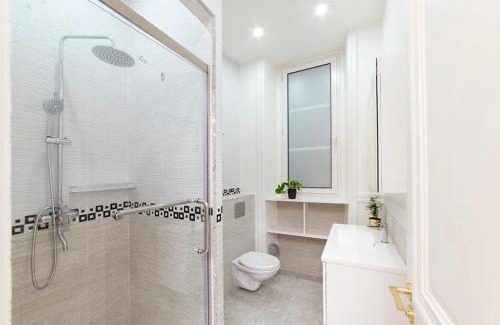Chaussee-d'Antin Apartment | Galeries LaFayette - 7 bedrooms - lift - aircon