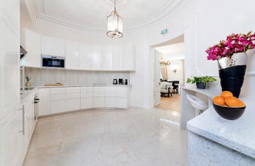 Chaussee-d'Antin Apartment | Galeries LaFayette - 7 bedrooms - lift - aircon