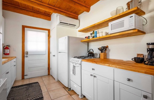 South Capitol House | Galisteo Getaway- Courtyard | Near Railyard | 1BR
