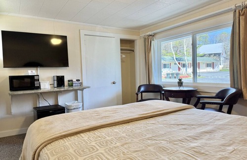 Hulls Cove Hotel | Gallagher's Travels Room Ten (Queen)