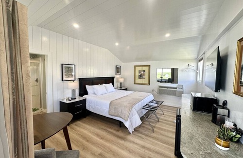 Hulls Cove Hotel | Gallagher's Travels Room Five (King)