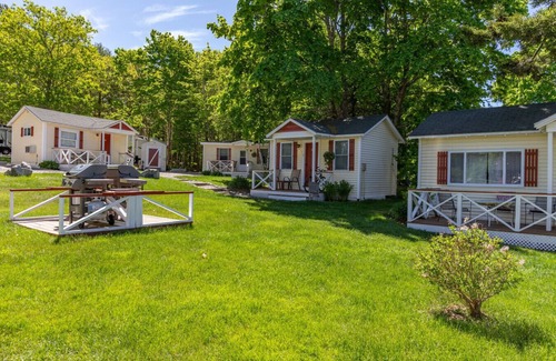 Hulls Cove Cabin | Gallagher's Travels Cabin One (Single Queen)