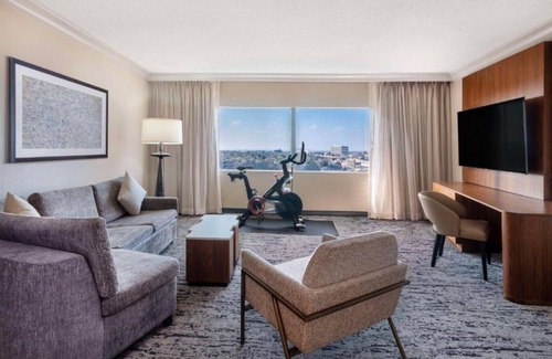 Dallas House | Galleria access outside downtown Dallas