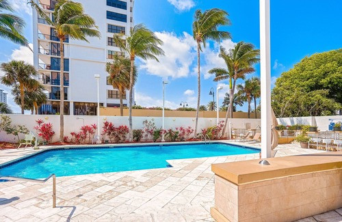 Birch Park Finger Streets Hotel | Galleria Mall Hotel Walk to the Beach