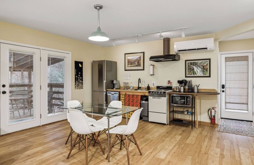 Gatlinburg Apartment | Gallery House - Condo in the Heart of Arts and Crafts District, Gatlinburg TN