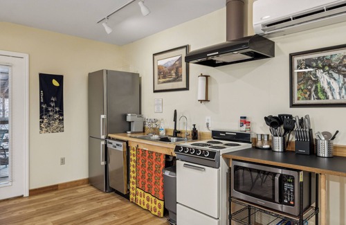 Gatlinburg Apartment | Gallery House - Condo in the Heart of Arts and Crafts District, Gatlinburg TN