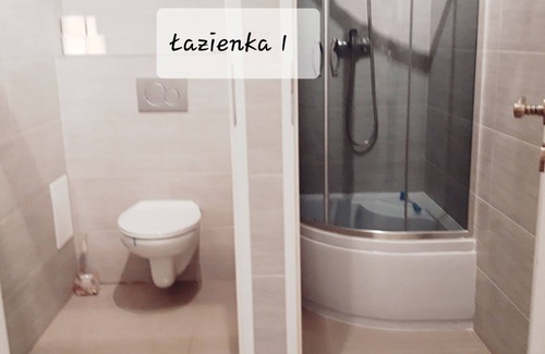 Lodz House | Gallery of Colors - a room with private bathroom