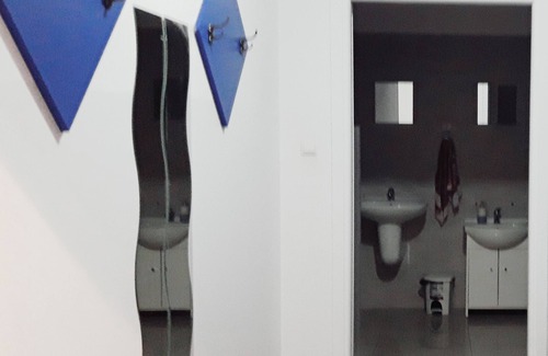 Lodz House | Gallery of Colors - a room with private bathroom