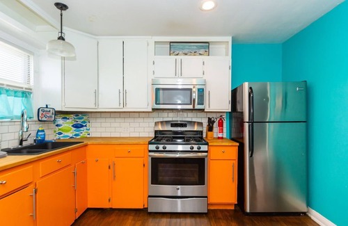 San Jacinto House | Galveston Beach House - Rare Unit - Steps to Beach, Near Pier & Prime Location!