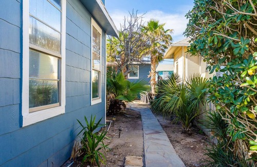San Jacinto House | Galveston Beach House - Rare Unit - Steps to Beach, Near Pier & Prime Location!