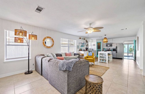 Galveston House | Galveston Gem: Two Homes, Pool & More Amenities