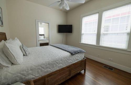 San Jacinto House | Galvez Oceanview Retreat Walk to Beach or Pleasure Pier