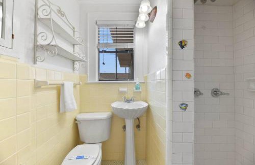 San Jacinto House | Galvez Oceanview Retreat Walk to Beach or Pleasure Pier