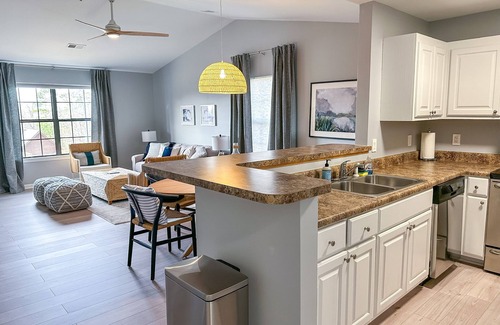 Six Mile Condo | Game Day Lake Retreat - Close to Clemson - Sunset views of Lake Keowee