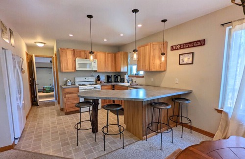 Albrightsville House | ☆ Game Garage! Spacious Home, Sleeps 10 ☆
