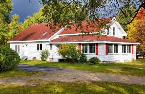 Bellaire House | Game Room and Yard Family-Friendly Bellaire Home!