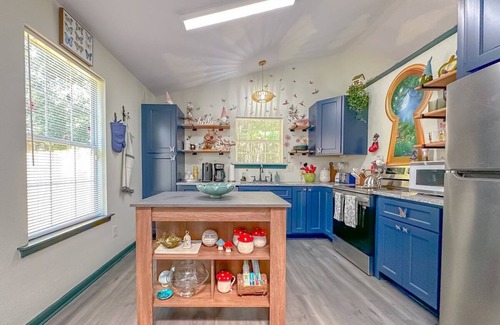 Tallahassee House | Game Room-Dogs-Fence yrd- King Bed