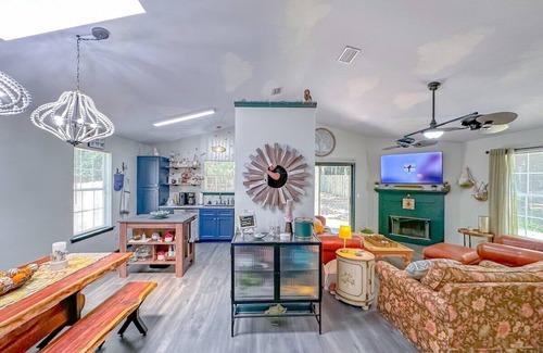 Tallahassee House | Game Room-Dogs-Fence yrd- King Bed