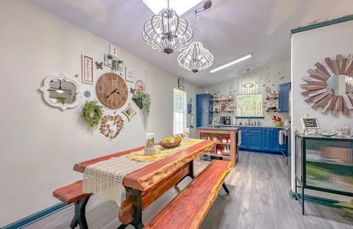 Tallahassee House | Game Room-Dogs-Fence yrd- King Bed