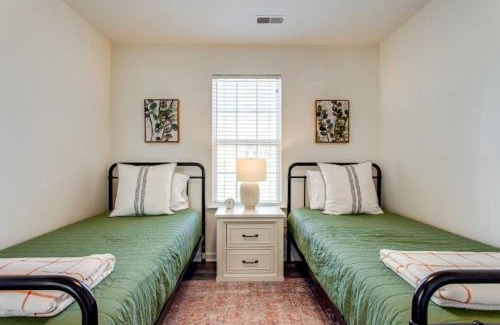 Spring Hill House | Game Room Fenced backyard Sleeps 10 Fire Pit
