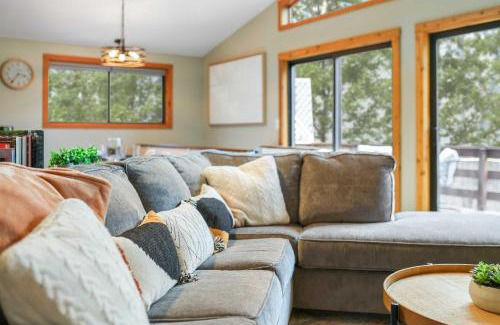 Basye Ski Chalet | Game Room Fire Pit Hot Tub Grill Close to Bryce
