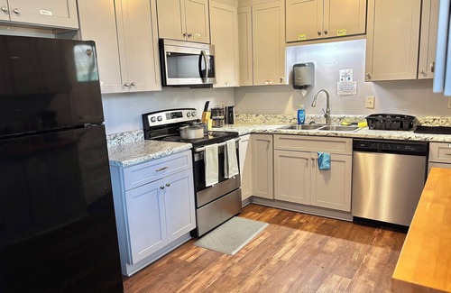 Morrow House | Game Table - Hot Tub - Home Theater - Sleeps 8