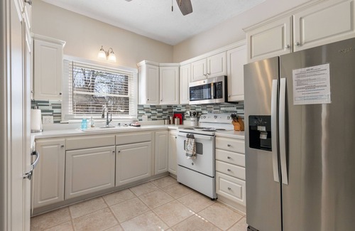 Harrison House | Game Themed, sleeps 12, king beds, walking distance to downtown & splash pad!