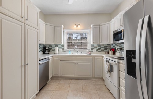 Harrison House | Game Themed, sleeps 12, king beds, walking distance to downtown & splash pad!