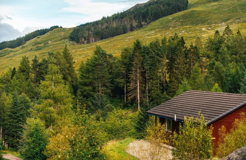 Crianlarich Ski Chalet | Gamekeeper Lodge loch and mountain view free wifi