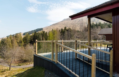 Crianlarich Ski Chalet | Gamekeeper Lodge loch and mountain view free wifi