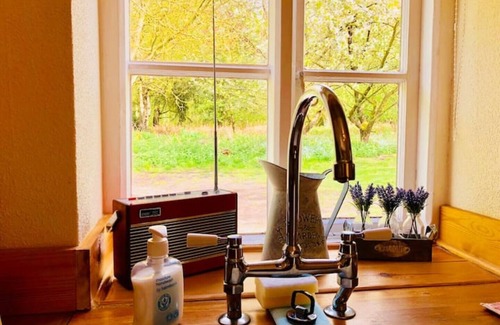 King's Lynn Cottage | Gamekeepers Cottage, hot tub & open fire.